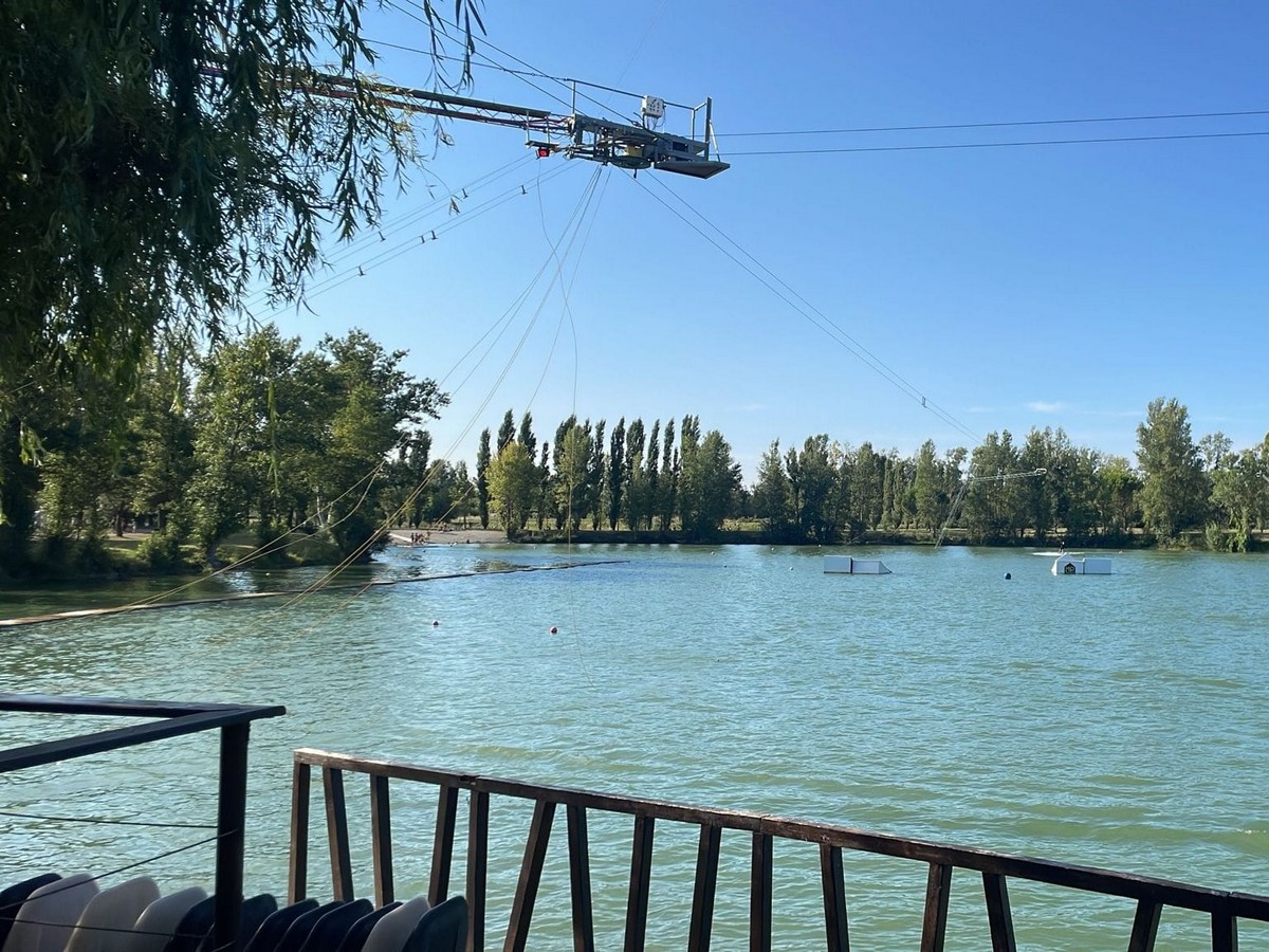 Terrasse du restaurant face au lac